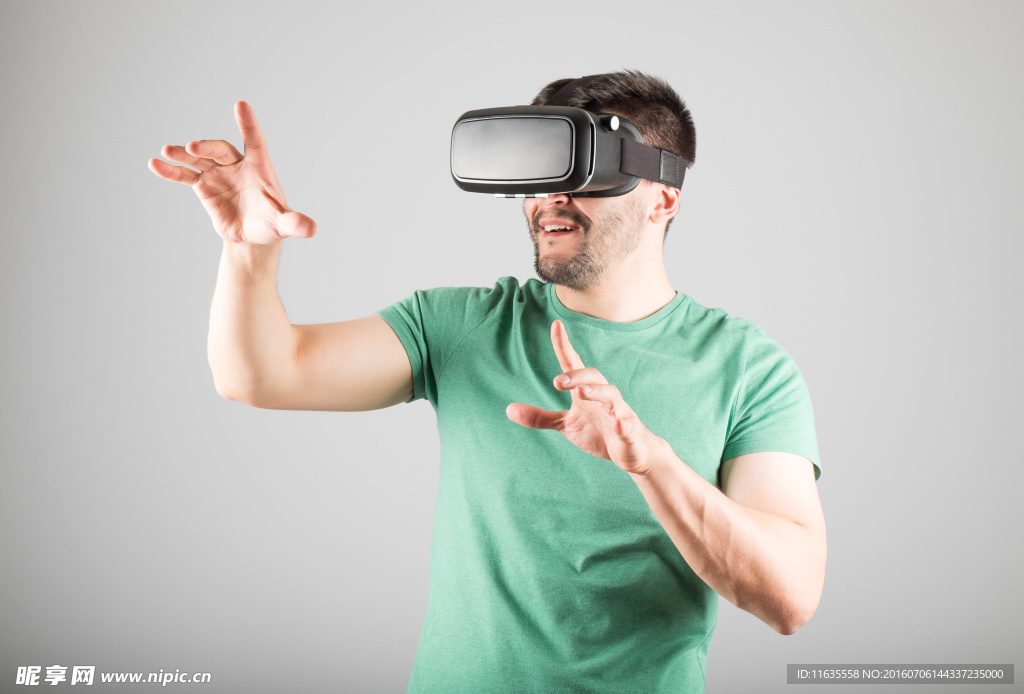戴VR设备的时尚男士