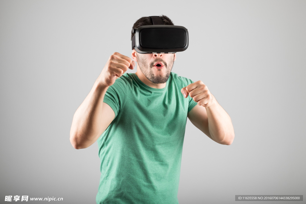 戴VR设备的时尚男士