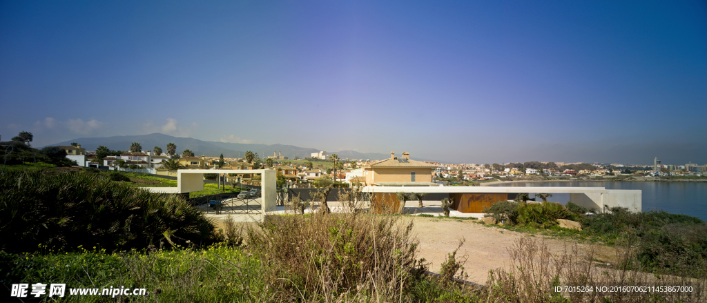 蓝天 海边 草地