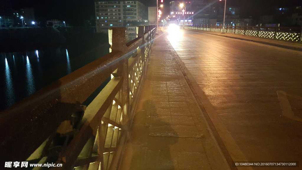 夜晚桥面