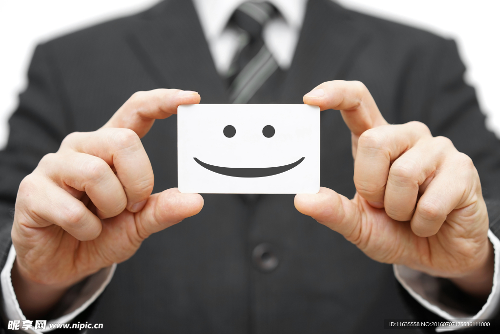 展示空白名片的商务人士