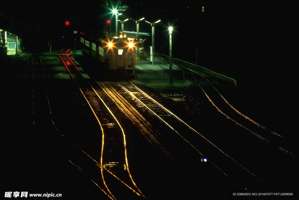 夜晚行驶的火车