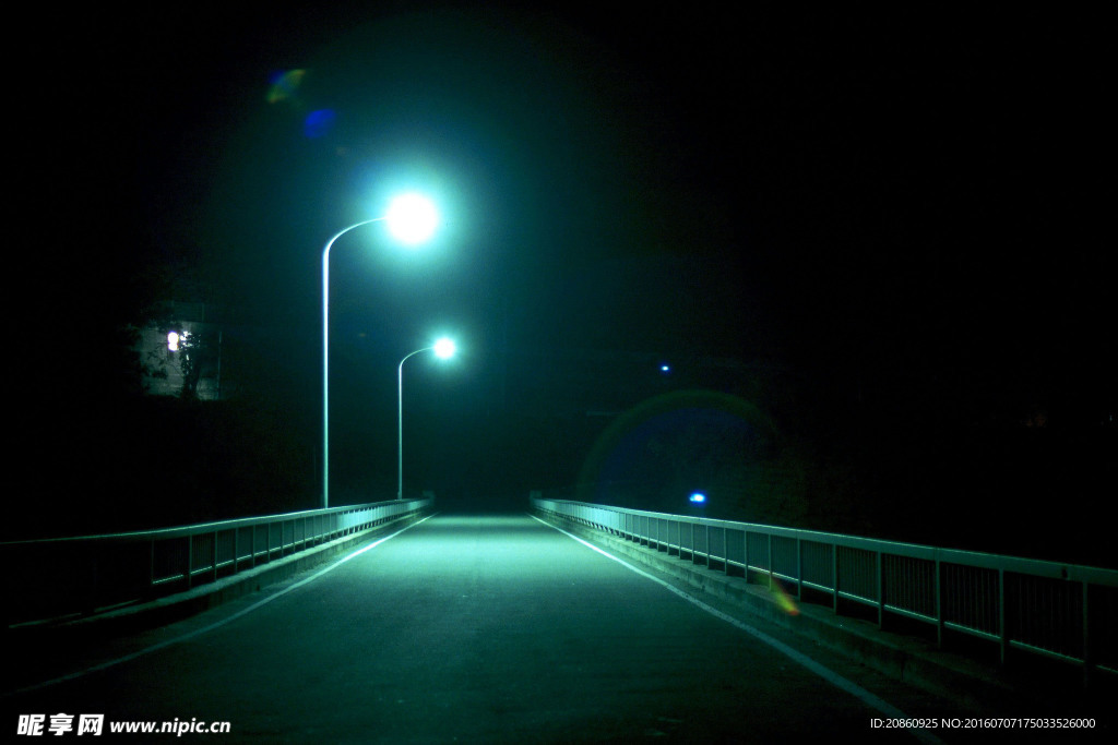 路灯下的道路