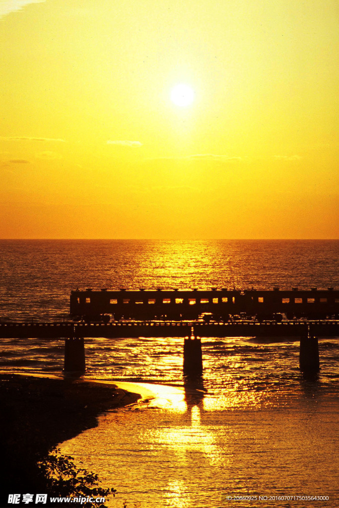 夕阳余辉下的火车图片