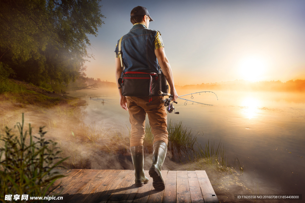 钓鱼的男士背影