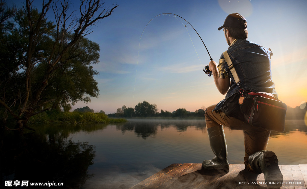 钓鱼的男士背影