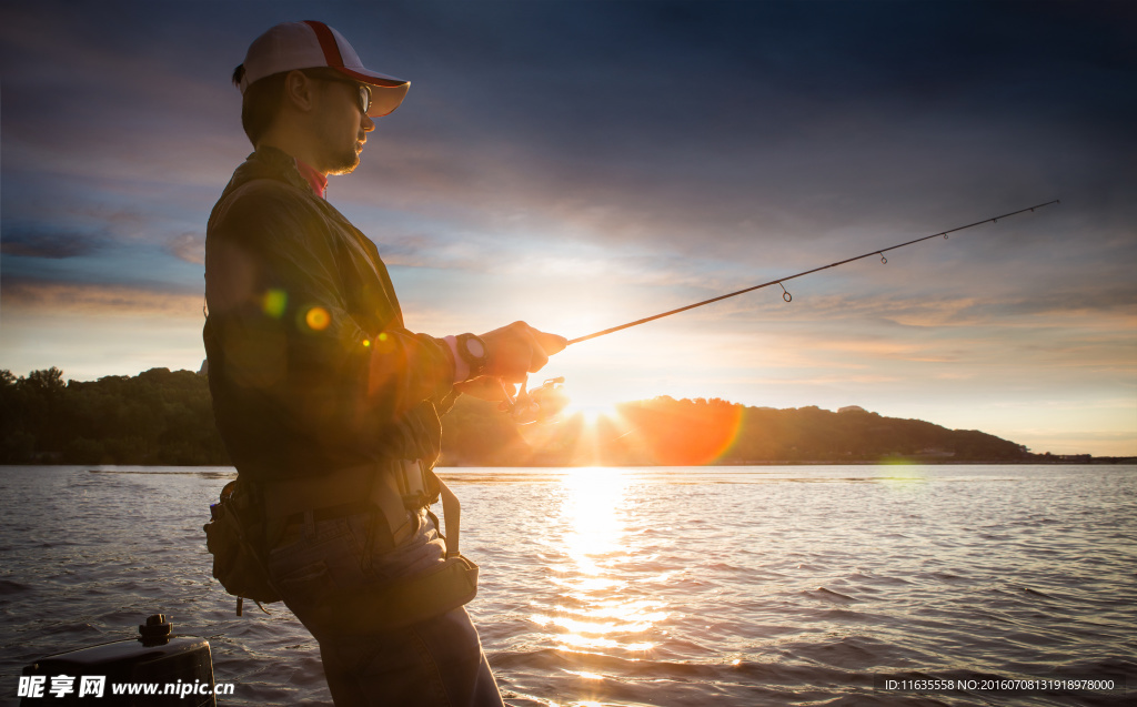 钓鱼的男士背影