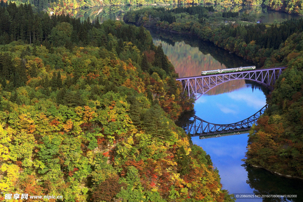 大桥上行驶的火车