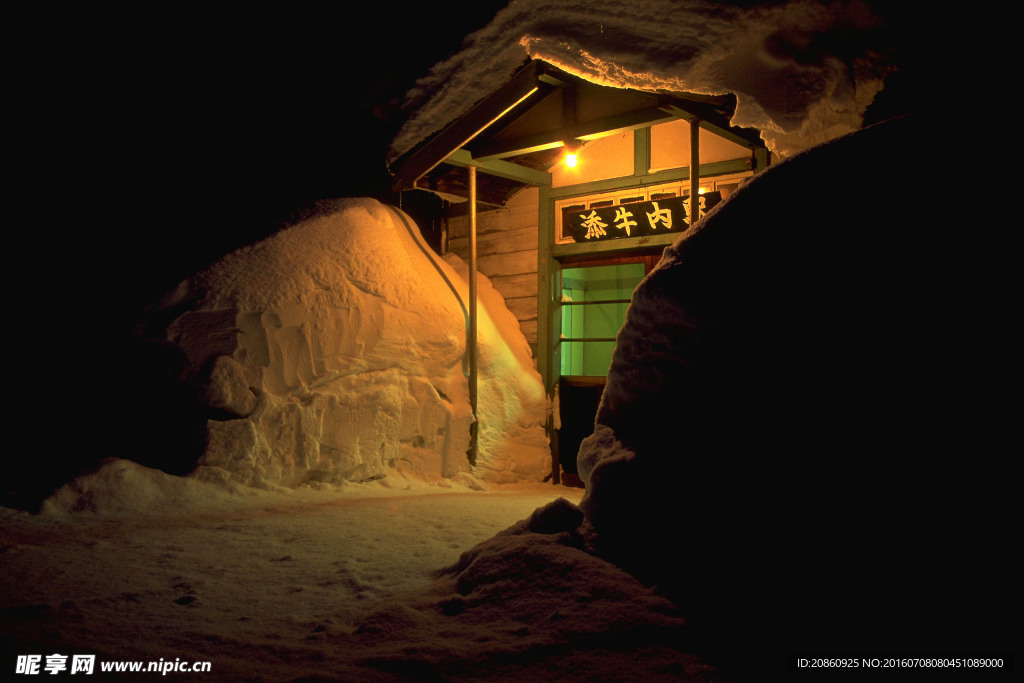 冬日雪地里的房子