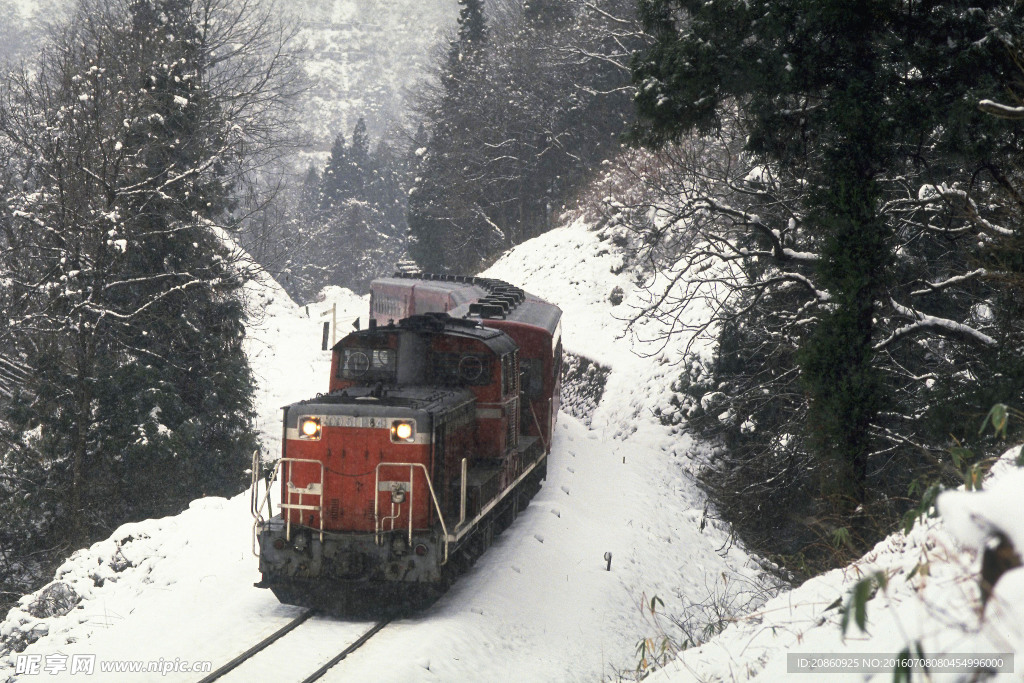 雪地里行驶的火车