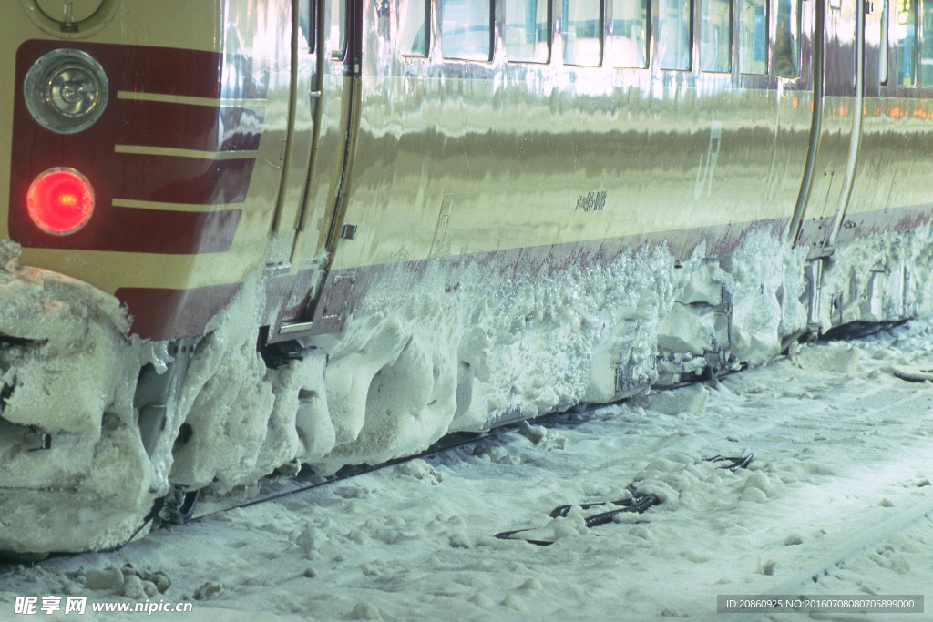 下雪结冰的火车