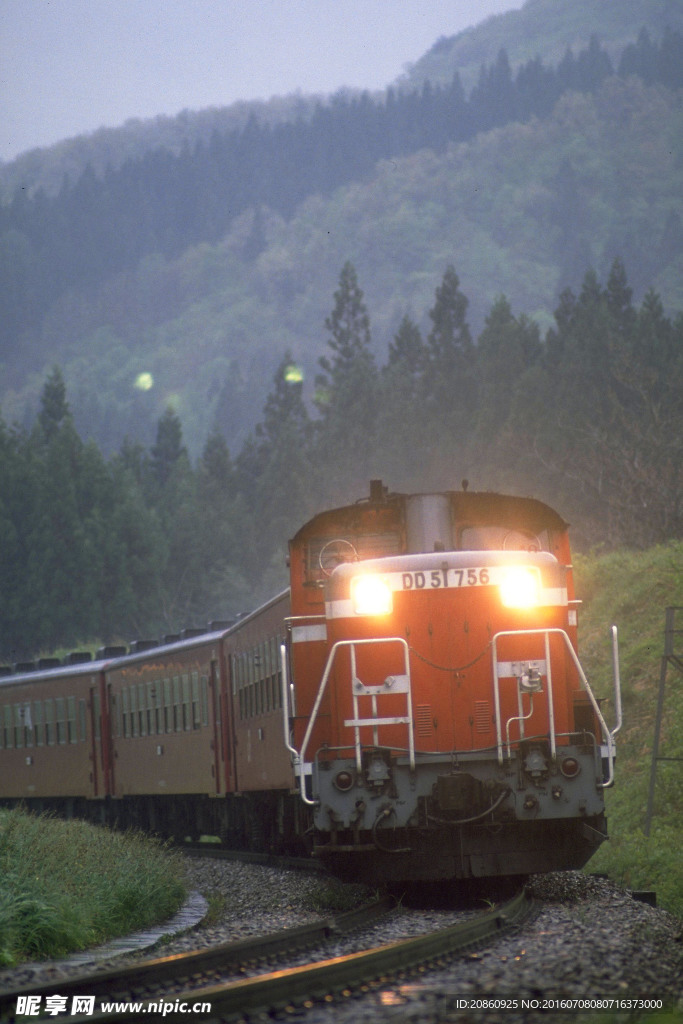 行驶的火车图片