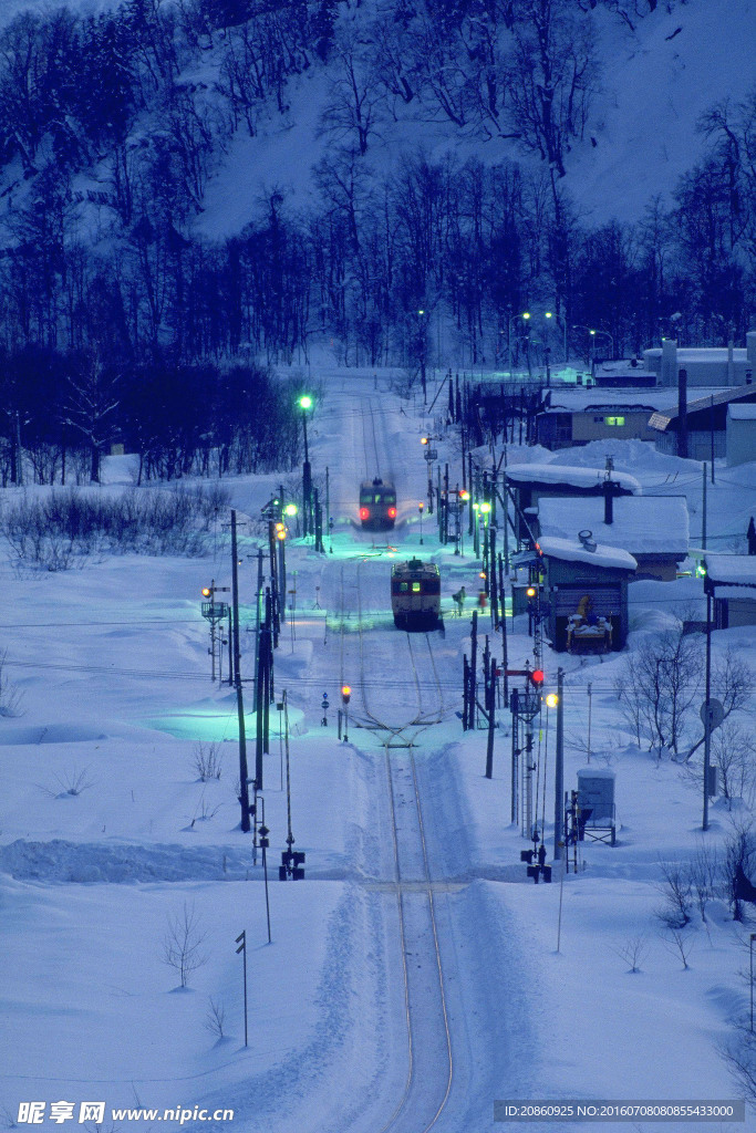 雪地里行驶的火车轨道