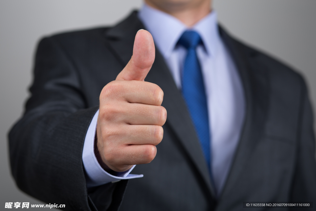 竖大拇指的商务人士