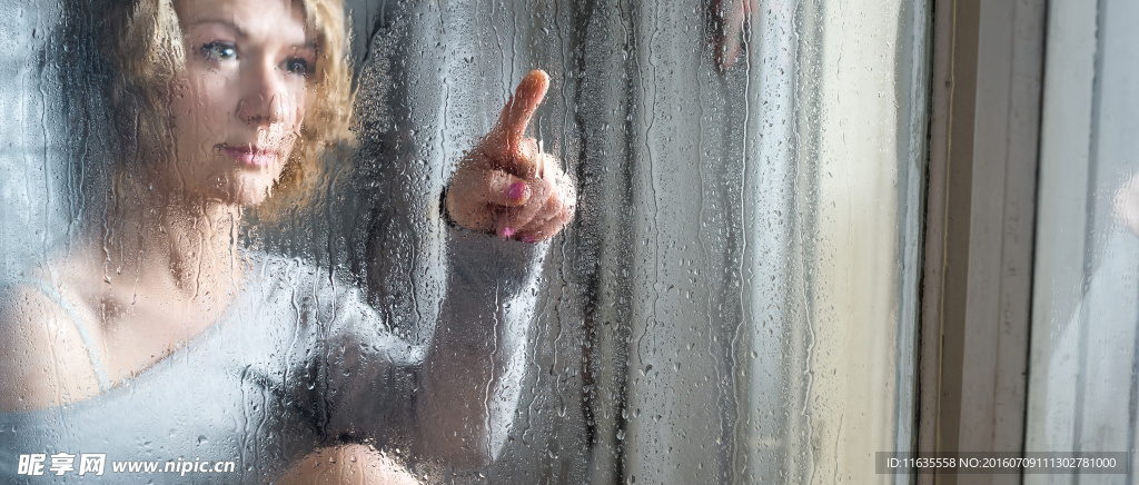 下雨天与窗外模糊景色
