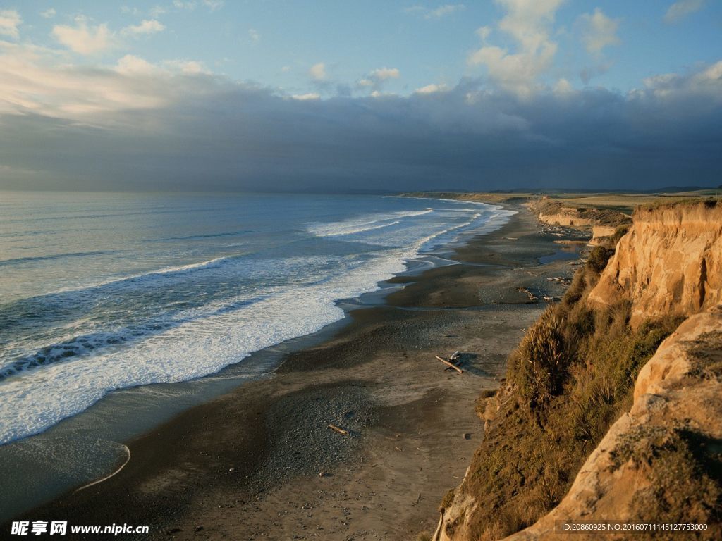 山崖下的大海海水