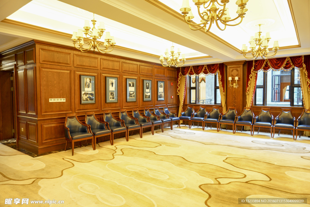 重庆 融创白象街 售楼部接待区