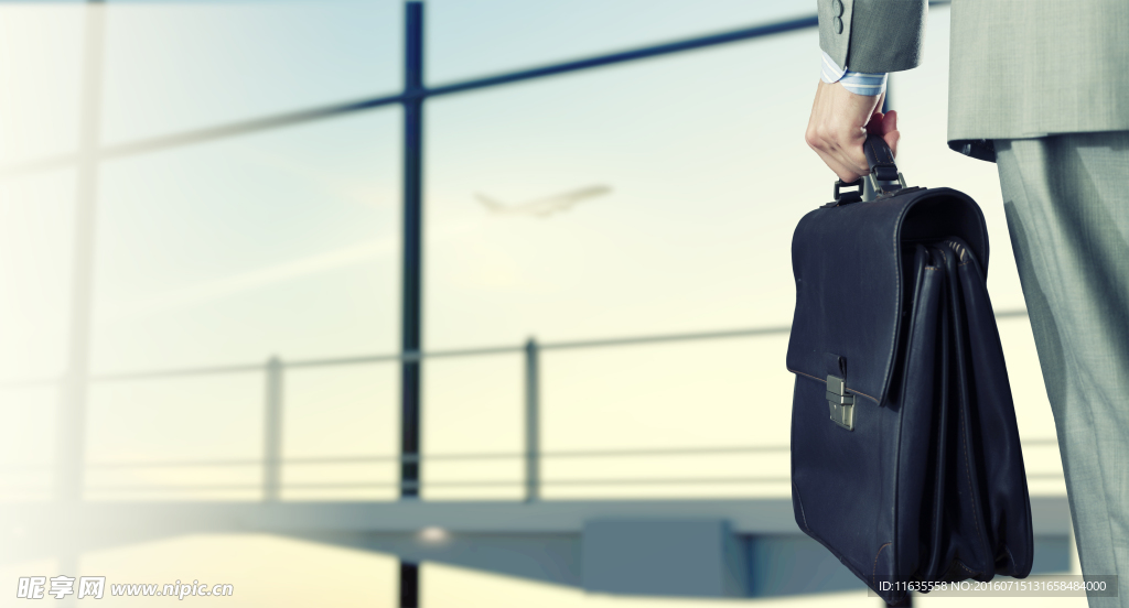 提着公文包的商务人士