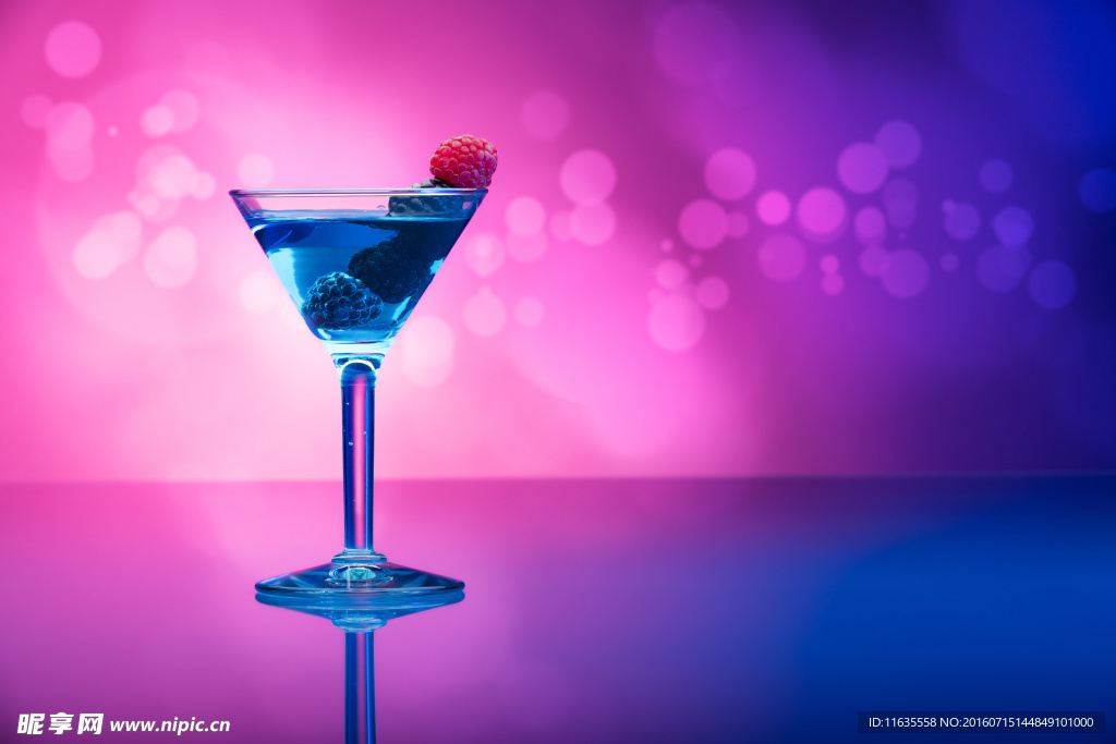 蓝色精美鸡尾酒