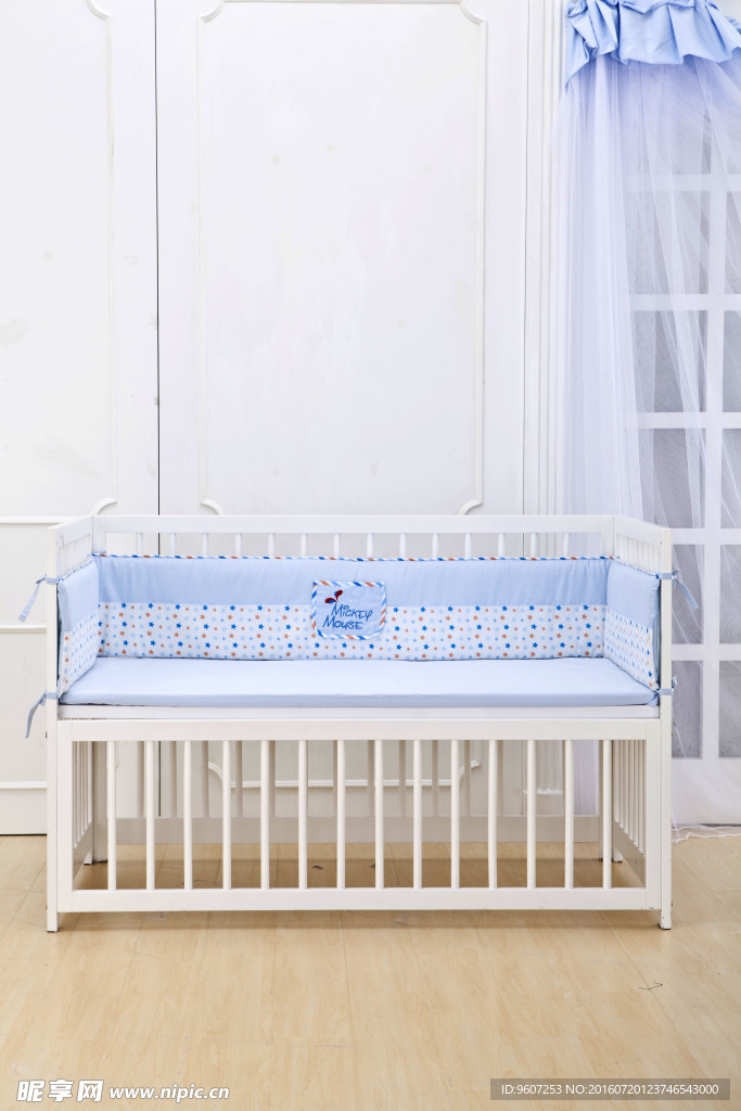婴儿床照片