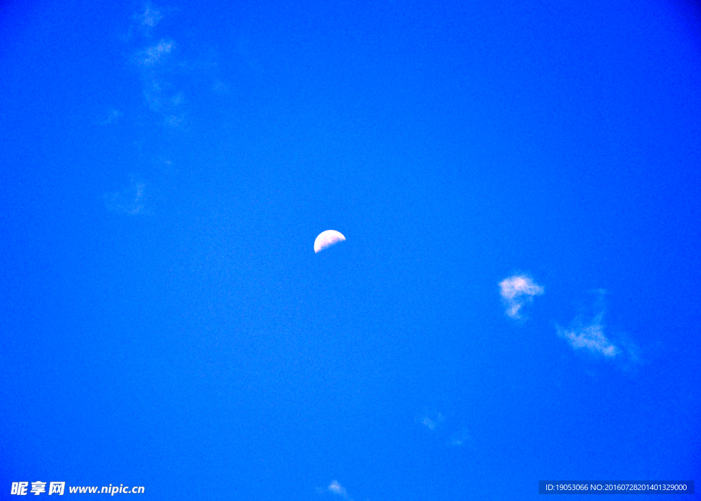 晴空月亮