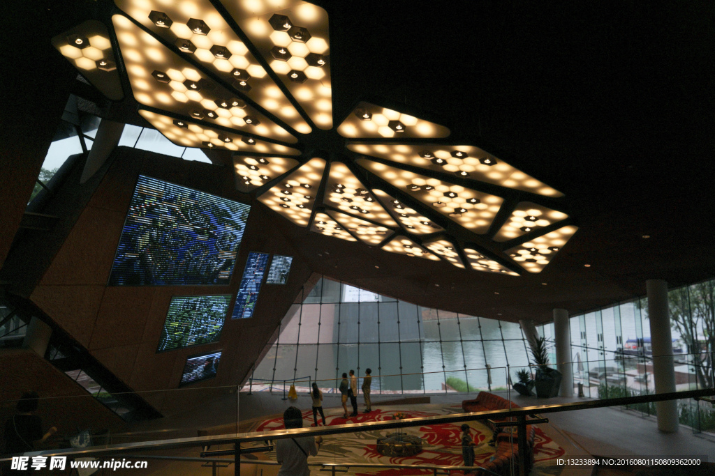 成都麓湖 售楼部内