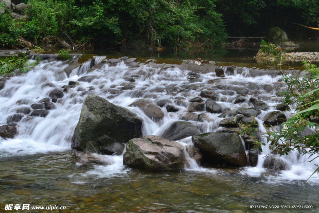 溪流瀑布