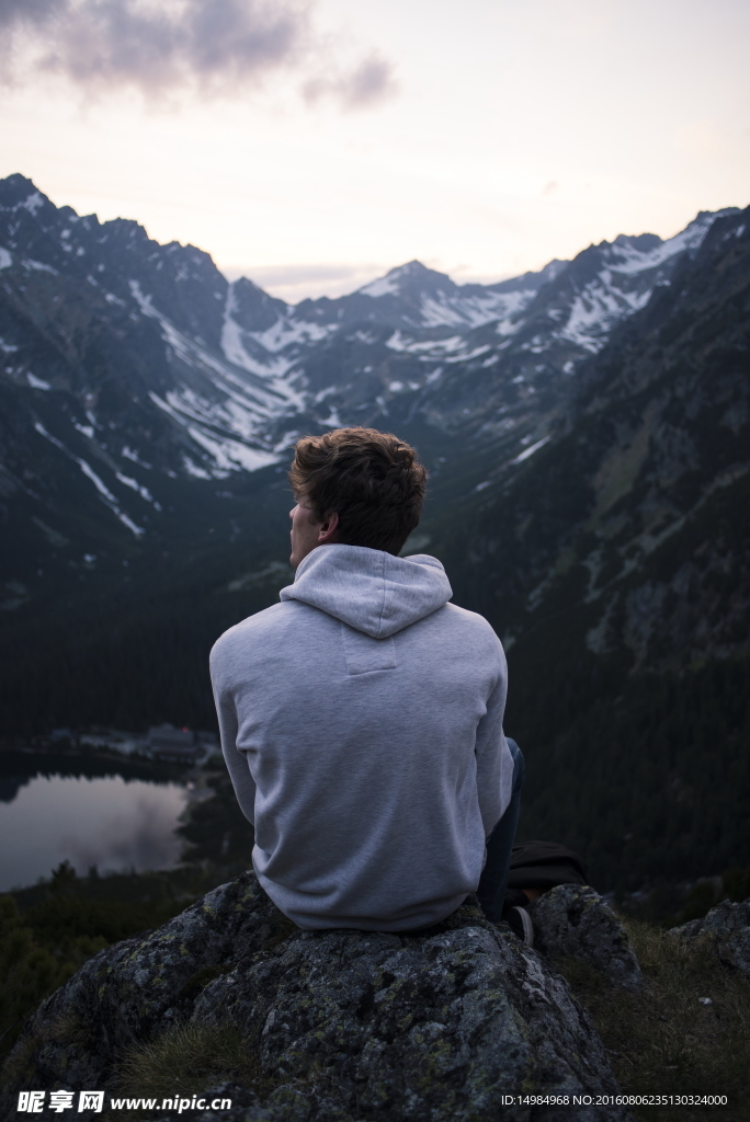 坐在山崖边的男孩