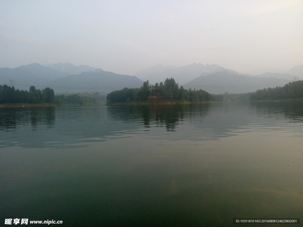 夕阳下的秦岭水库