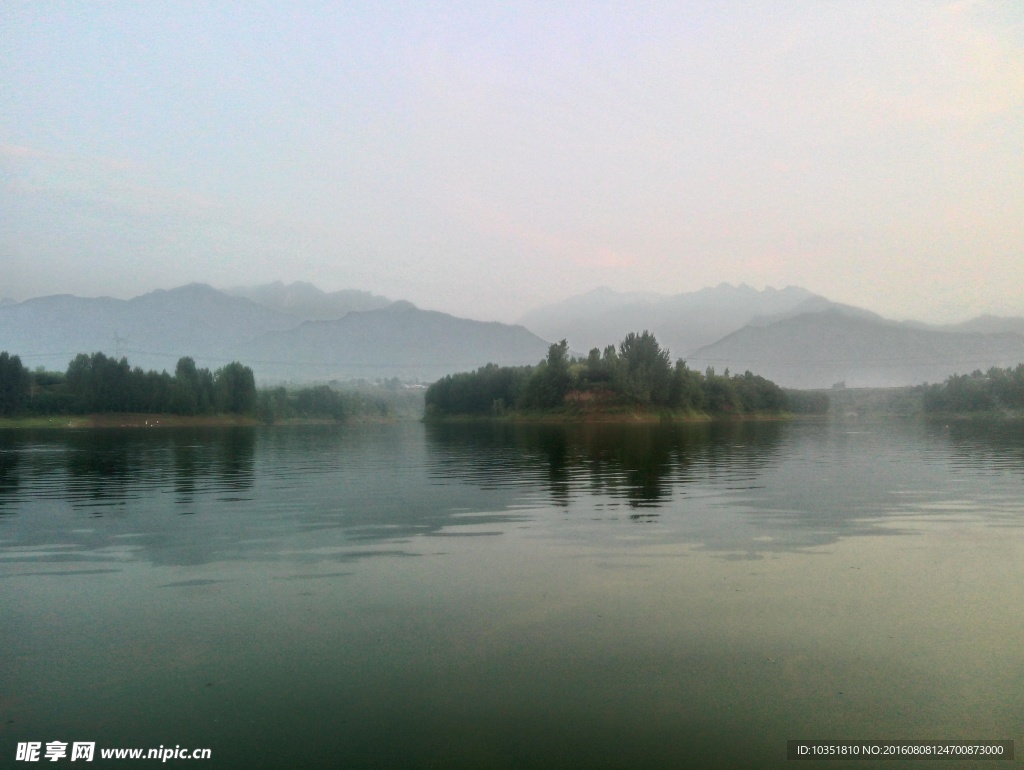 夕阳下的许家沟水库