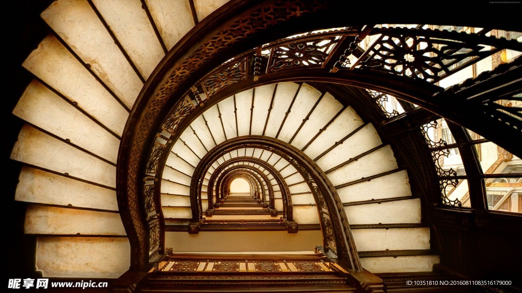 旋转的黑白楼梯