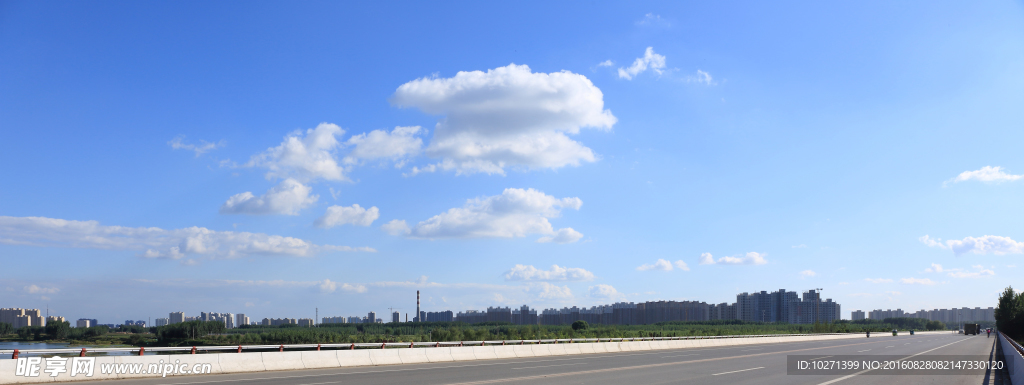 蓝天白云建筑背景