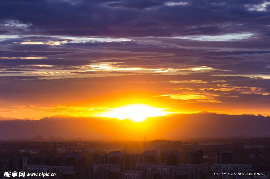 夕阳落山光芒万丈