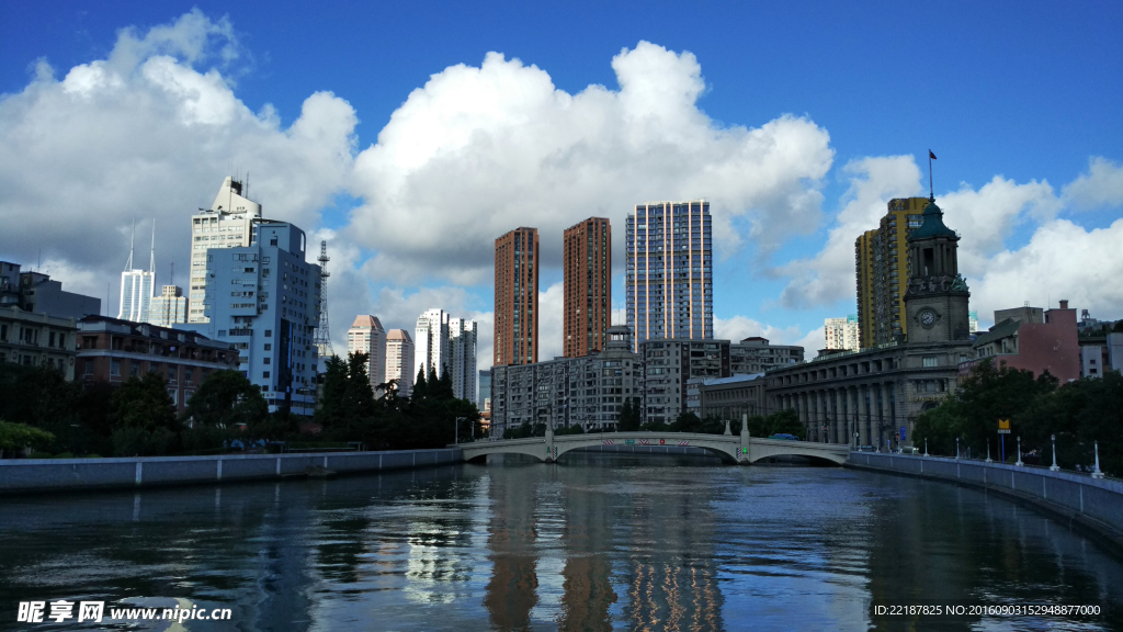 苏州河蓝天白云