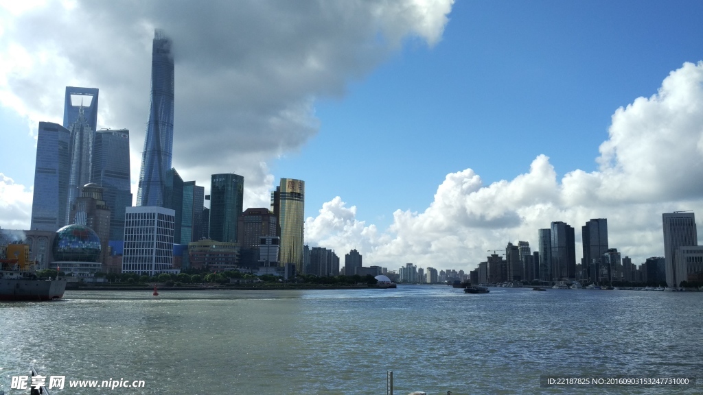 黄浦江蓝天白云
