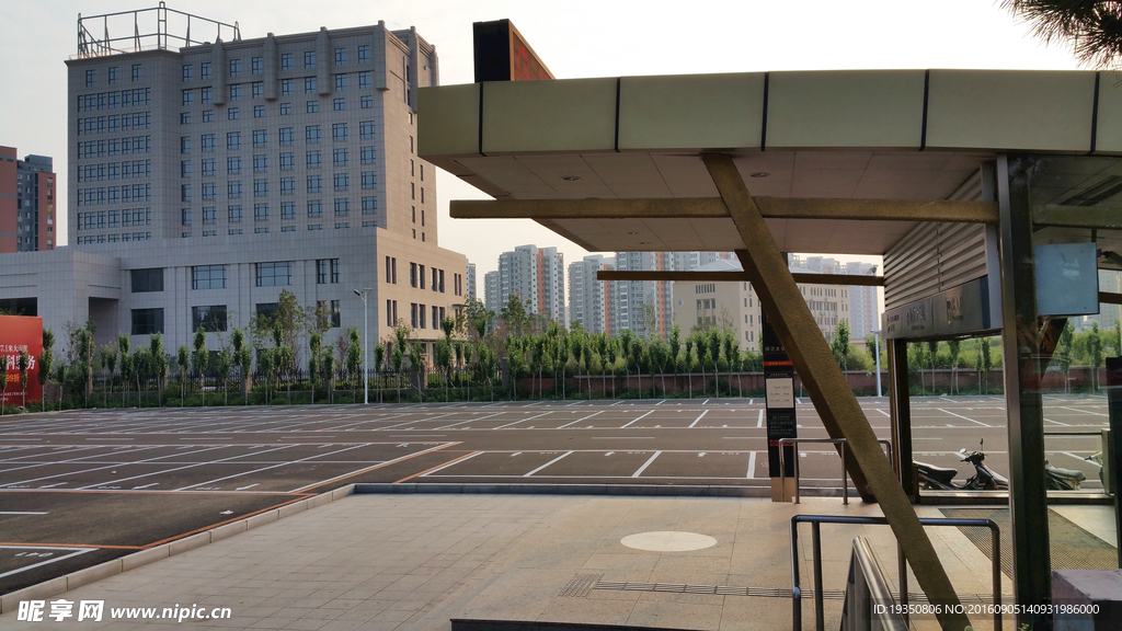 地铁口旁的停车场