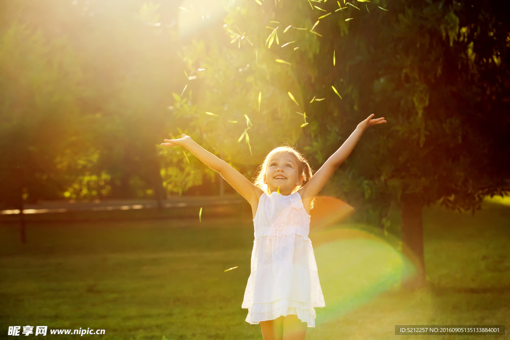 拥抱自然的女孩