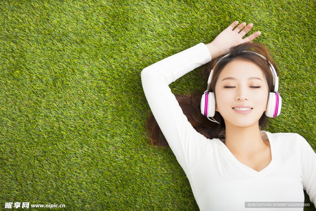 躺在草地听音乐