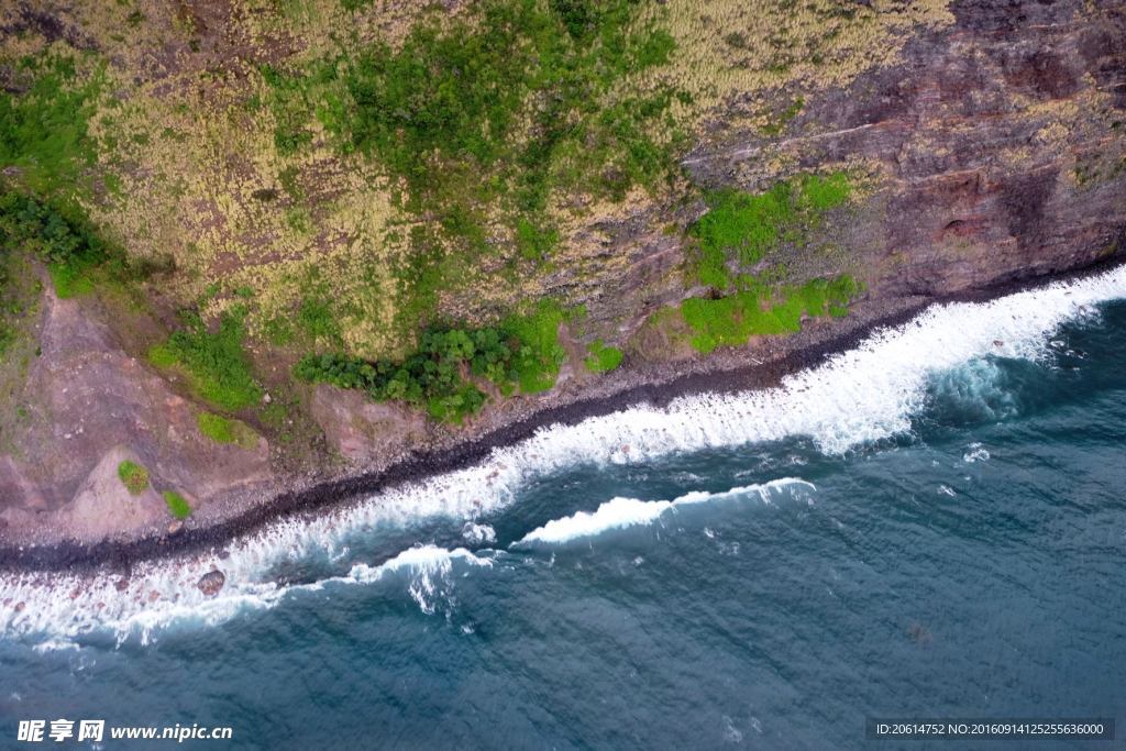 浪花拍打着岩石