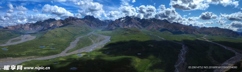 层峦叠翠的山脉