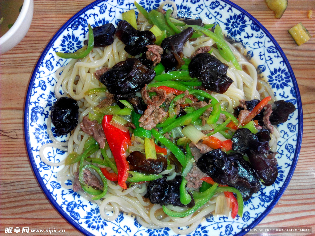 木耳炒肉盖浇饭