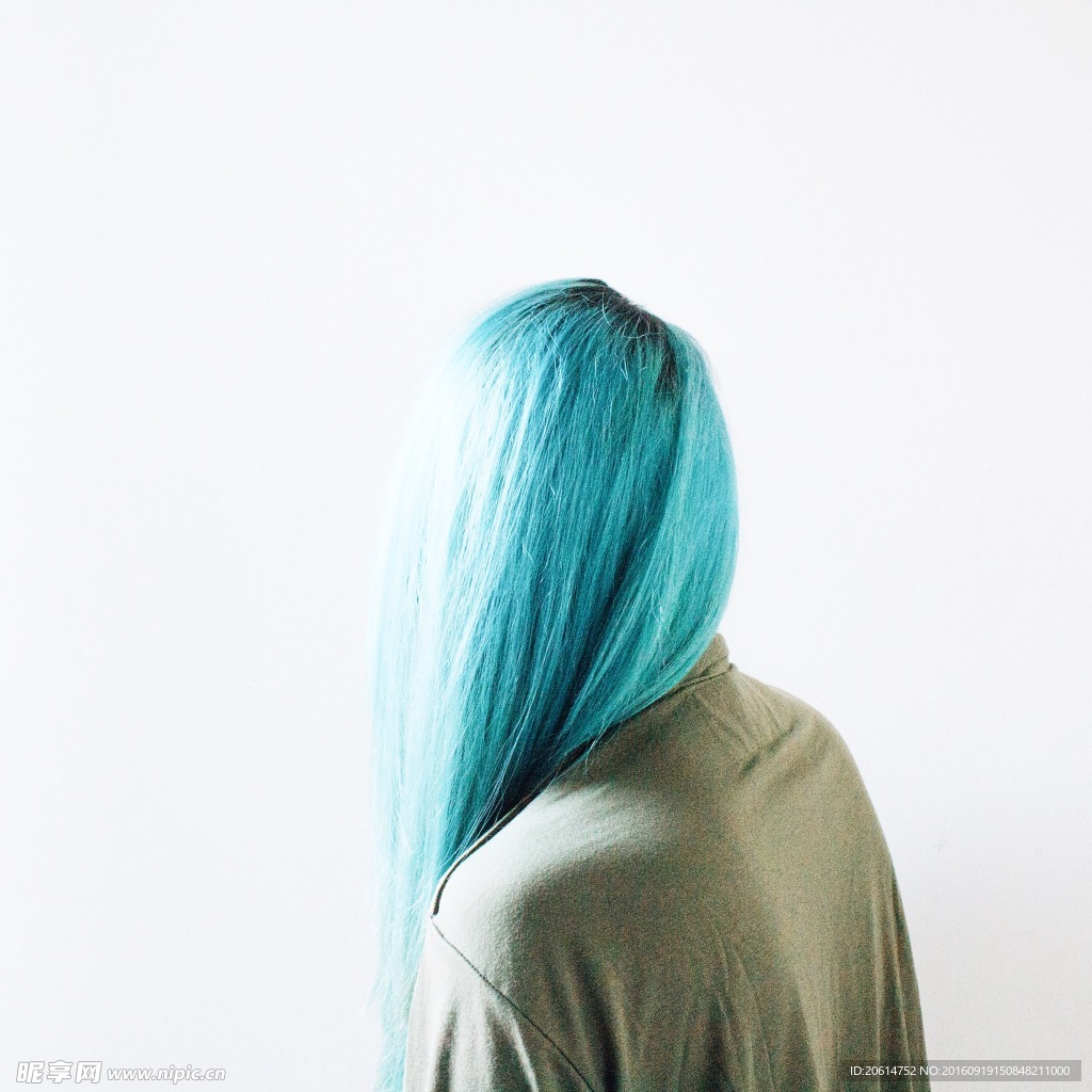 蓝色头发的女人
