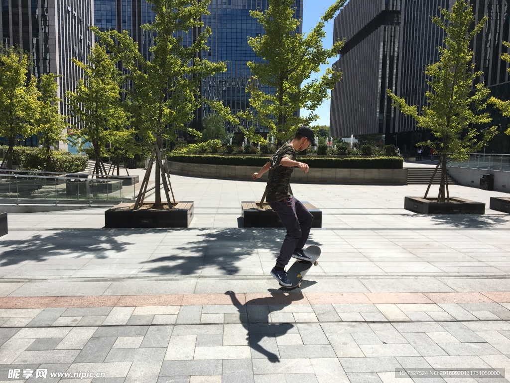 听音乐的滑板少年