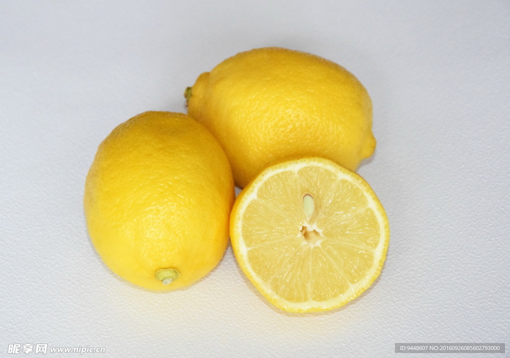 黄色鲜柠檬图片
