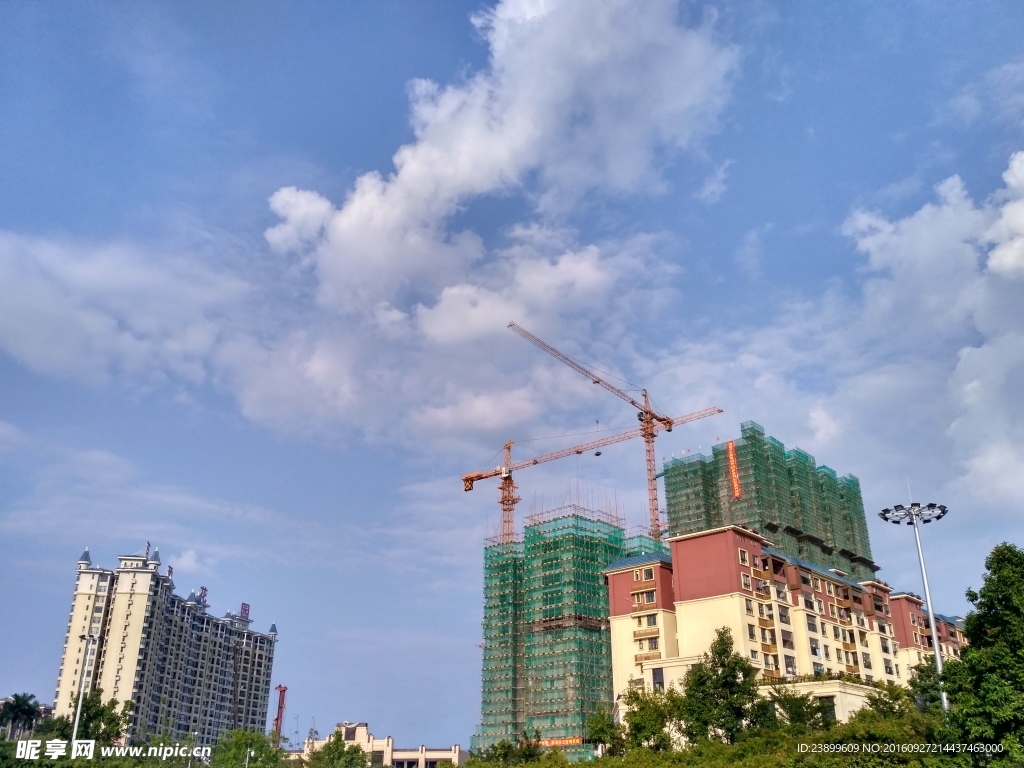 建筑楼盘上的蓝天白云