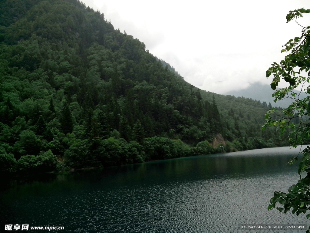 青青的山蓝蓝的水