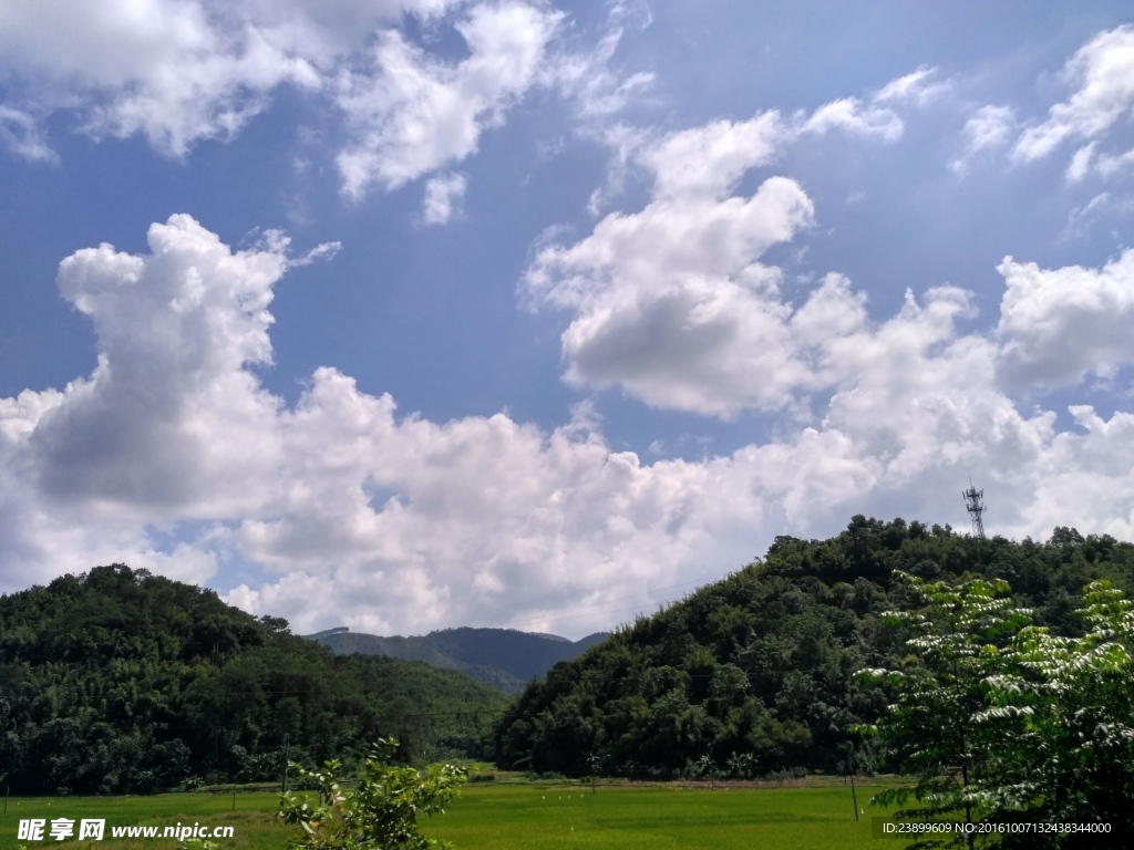 山川的蓝天白云
