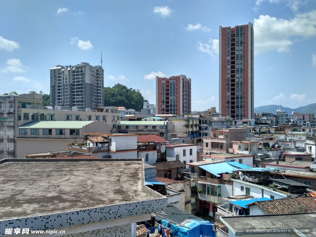 中午的乡镇楼群