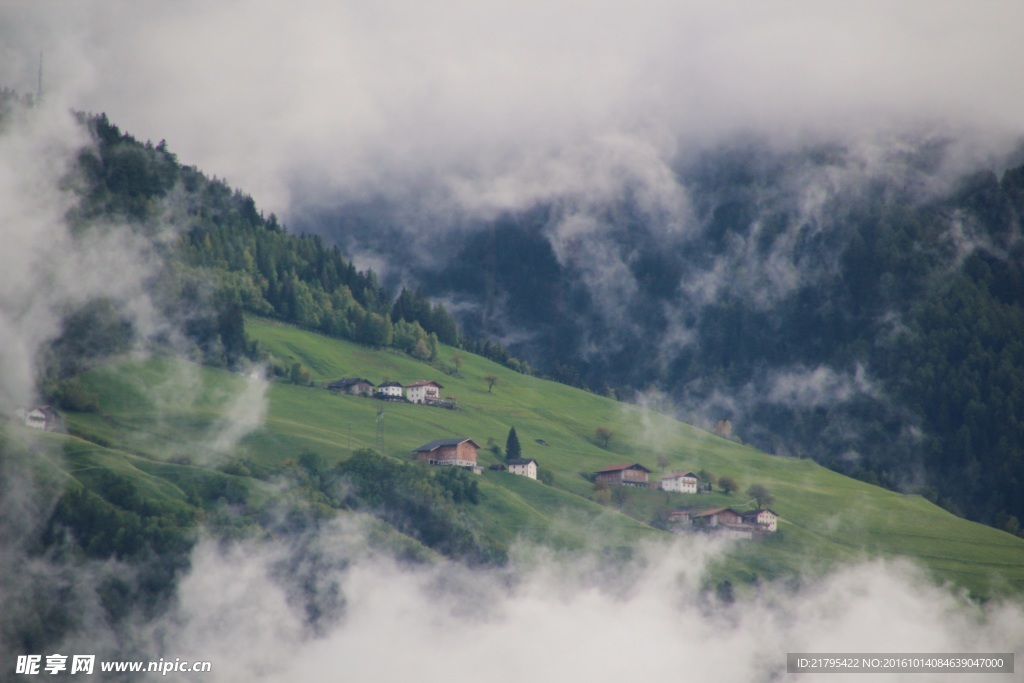 山坡上的浓雾和木屋