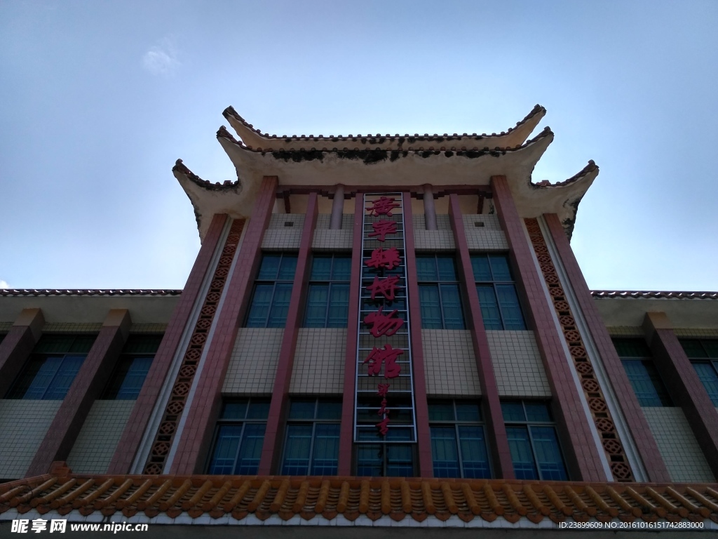 背光的复古建筑